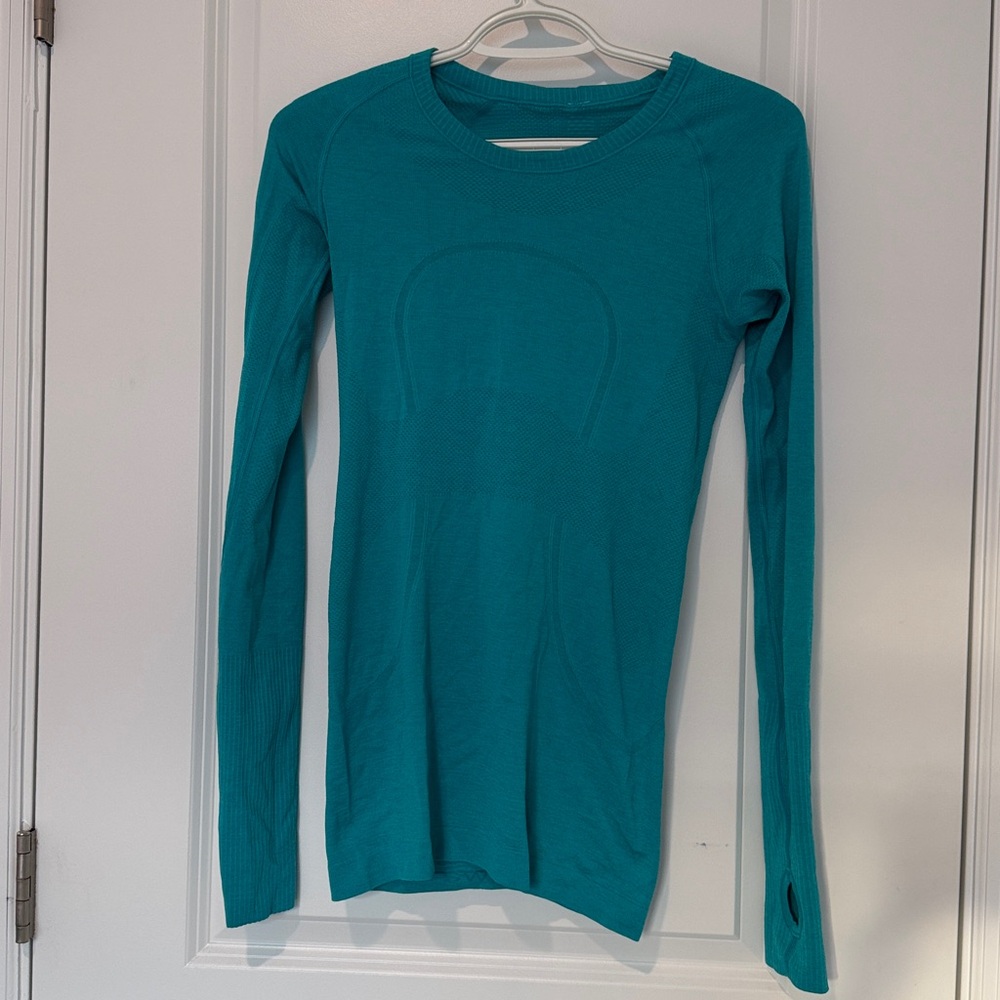 Lulu lemon swiftly tech long sleeve shirt. Hip length. Size 4. Good as new.